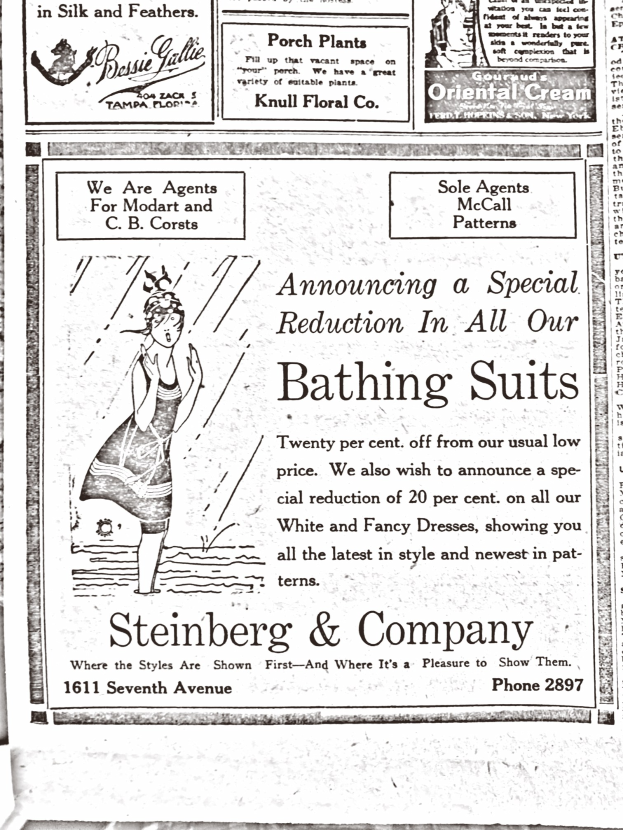 Eine Frau in einem weißen hochgeschlossenen, langärmligen Kleid mit ihrem Haar zu einem Dutt gebunden, die zentral in einer Steinberg & Company-Badeanzüge-Werbung steht, umgeben von Text.