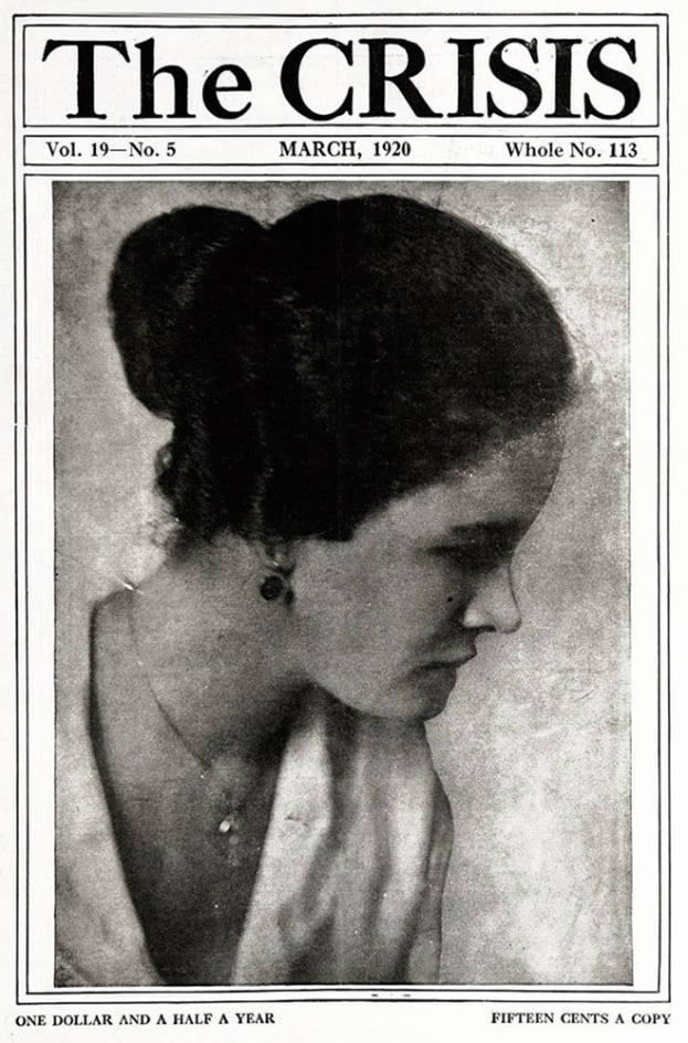 Schwarzes und weißes Porträt einer Frau in einem weißen Kleid mit einem gemusterten Schultertuch, das auf dem Cover von 'The Crisis' Zeitschrift abgebildet ist.