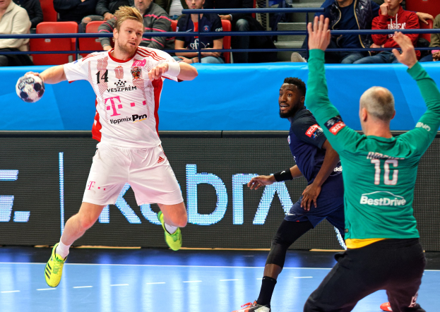 M"anner bei einem Handball-Spiel bei der Futsal-Weltmeisterschaft 2019 zwischen Bayern M"unchen und Paris Saint-Germain, mit Zuschauern im Hintergrund.