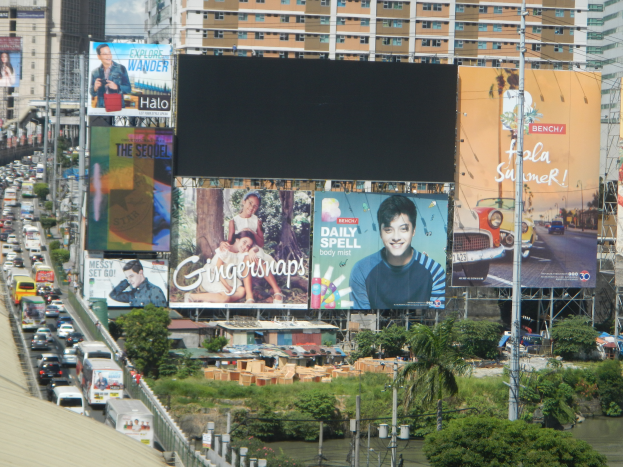 Ein aufgeschlagenes Buch mit einer Illustration einer Stadtansicht mit Gebäuden, Bäumen und Menschen, begleitet von beschreibendem Text.