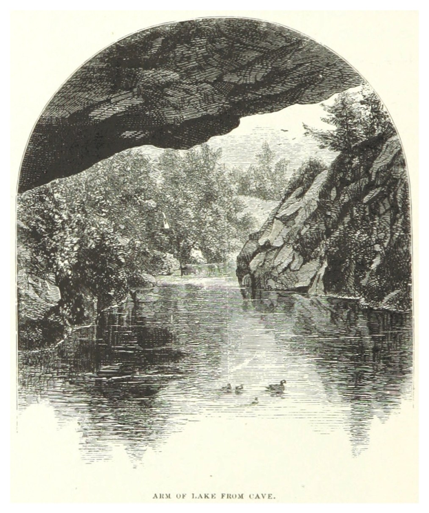 Schwarze und weiße Zeichnung eines Sees mit einer Höhle im Hintergrund, umgeben von Bäumen und Felsen, mit Text unten.
